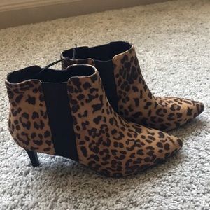 Ann Taylor Cheetah Pointy Toe Booties Heels size 9